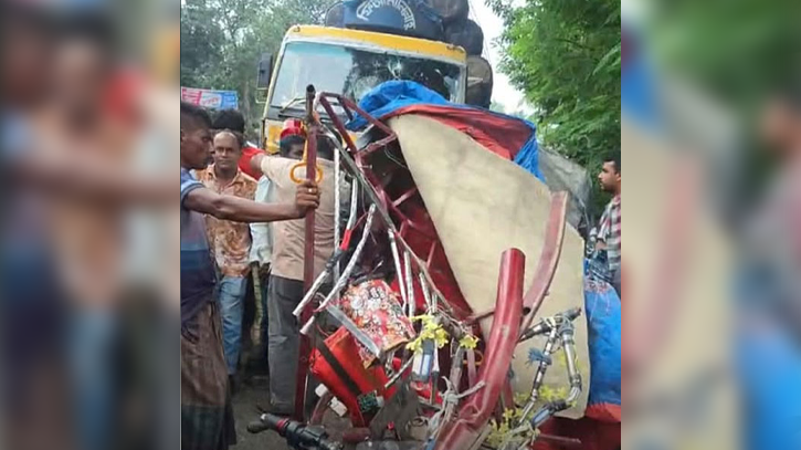 গাইবান্ধায় ট্রাকচাপায় প্রাণ গেল ৩ জনের
