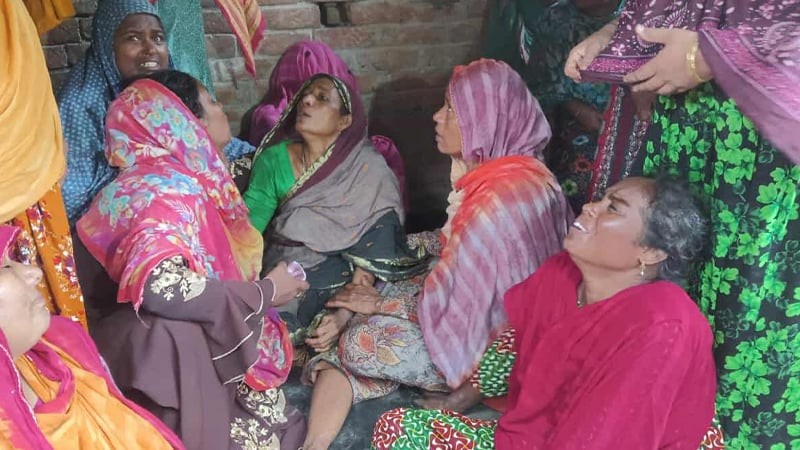 চিরকুটে অভাবের বর্ণনা: স্ত্রী-দুই সন্তানকে হত্যার পর যুবকের আত্মহত্যা